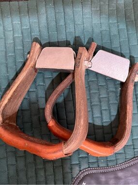 Nettles “The Duke” stirrups with leveler upgrade
